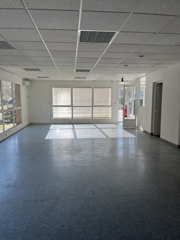 St Jean d&rsquo;Illac 166m² Entrepôt