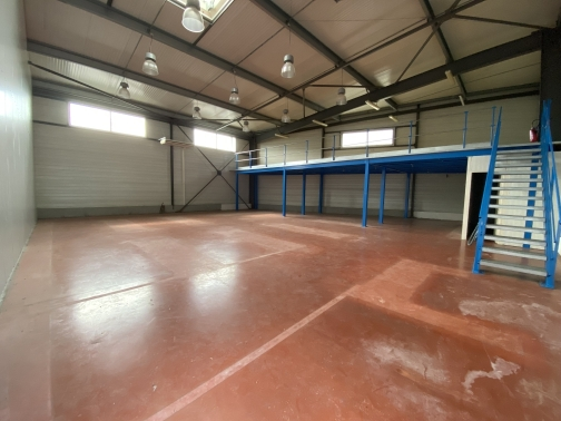 ENTREPÔT – 300 m² – YVRAC