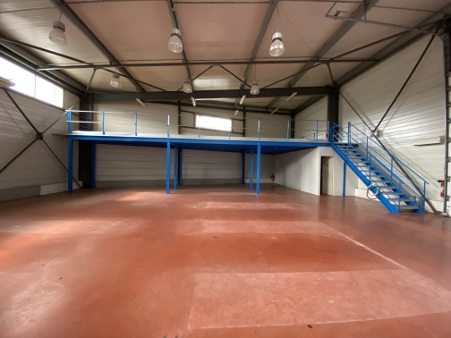 ENTREPÔT – 300 m² – YVRAC