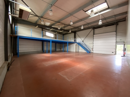 ENTREPÔT – 300 m² – YVRAC
