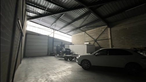 * Mérignac 250 m² Entrepôt *