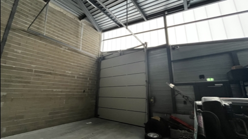 * Mérignac 250 m² Entrepôt *
