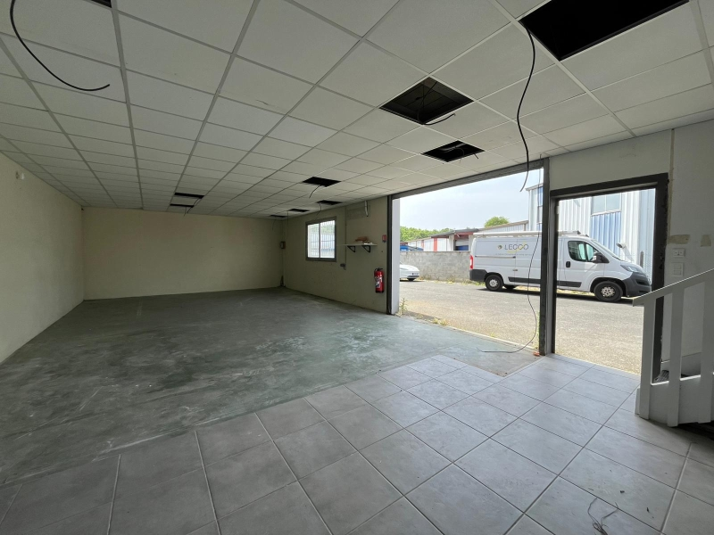 Entrepôt + Bureaux Eysines 140 m²