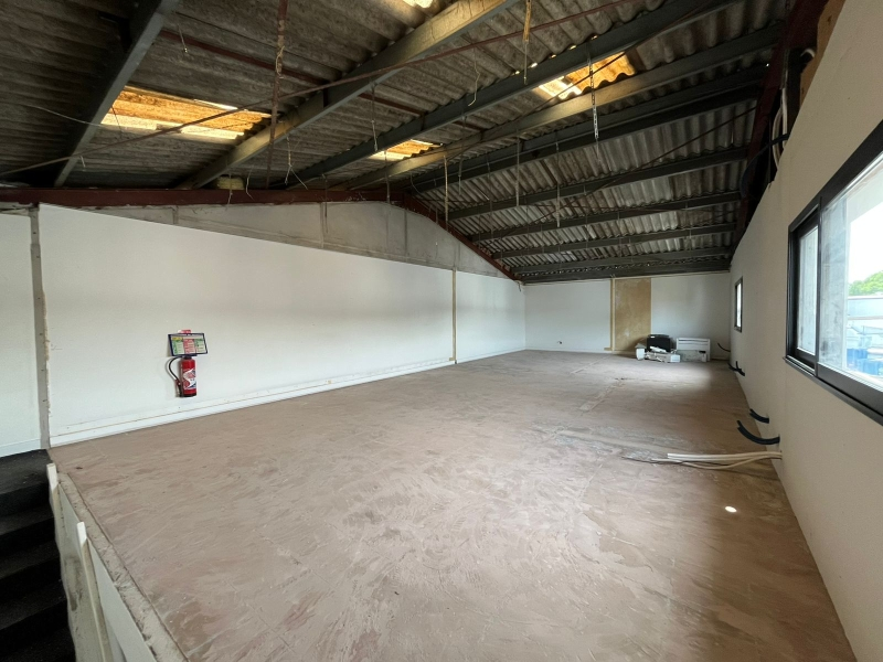 Entrepôt + Bureaux Eysines 140 m²
