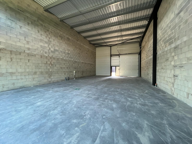 ENTREPÔT COMMERCIALE 185 M² LA BREDE