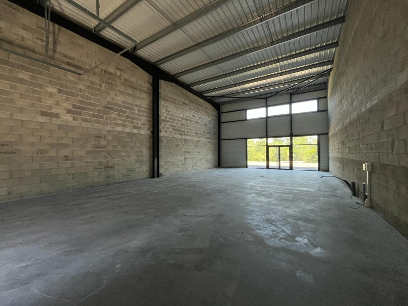 ENTREPÔT COMMERCIALE 185 M² LA BREDE