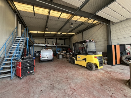ENTREPÔT 700 m² Yvrac