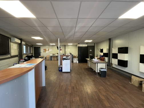 ENTREPÔT 700 m² Yvrac