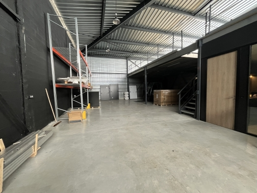 LOCAL 370 M² AVEC BUREAUX