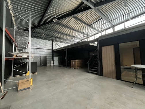 LOCAL 370 M² AVEC BUREAUX