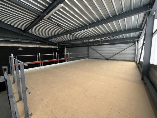 LOCAL 370 M² AVEC BUREAUX