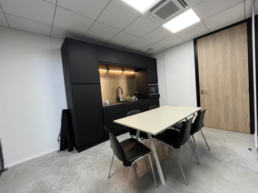 LOCAL 370 M² AVEC BUREAUX