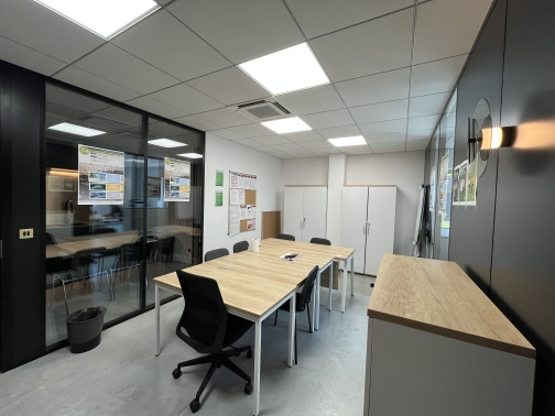 LOCAL 370 M² AVEC BUREAUX