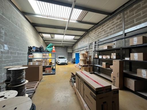 ENTREPÔT AVEC BUREAUX 200 M² EYSINES