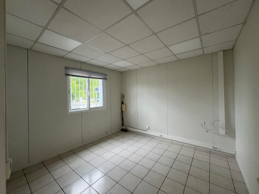 Entrepôt avec Bureaux 240 M²